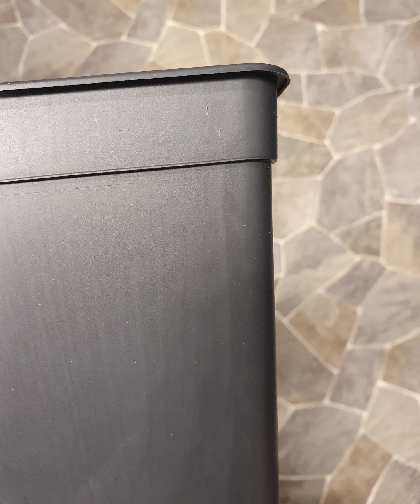 Kruka 13 cm kvadrat svart 2 liter